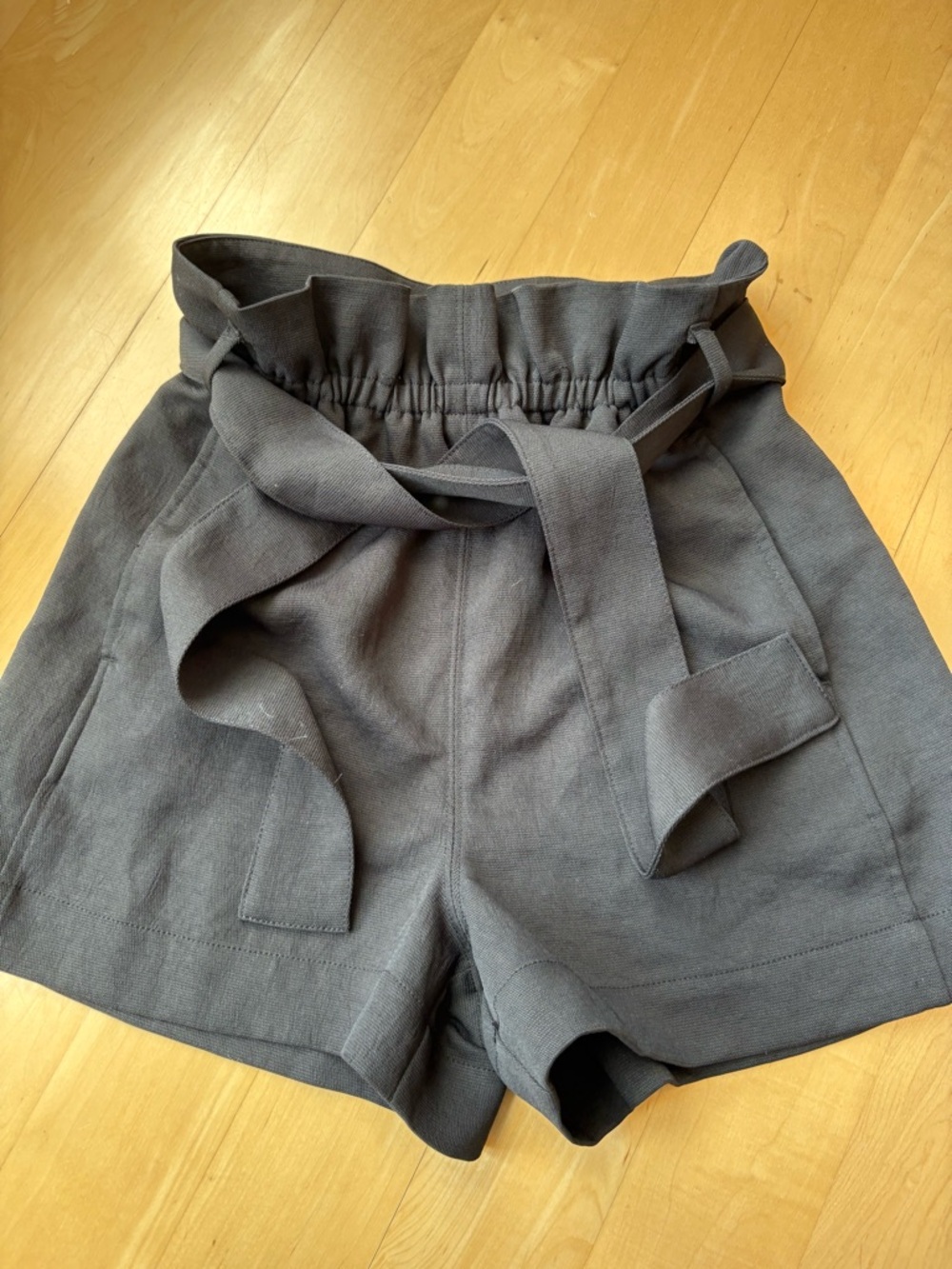 Aritzia Wilfred High-Waist Paperbag Shorts - black